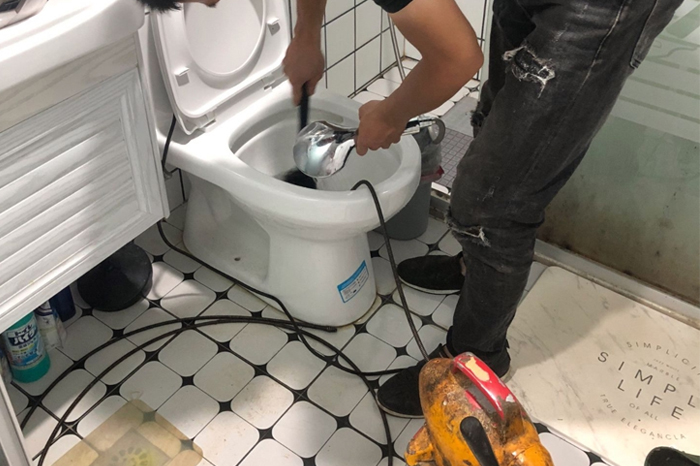 东坑镇疏通下水道