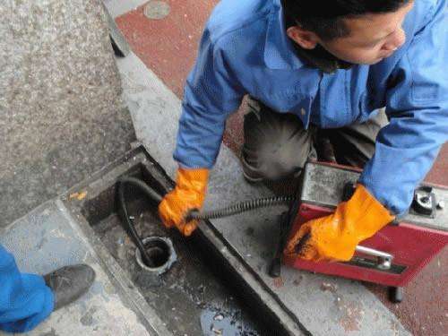 东坑镇疏通下水道