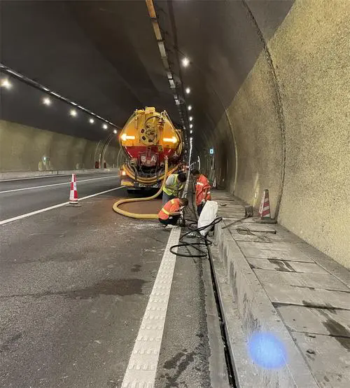 东坑镇隧道排水渠清淤